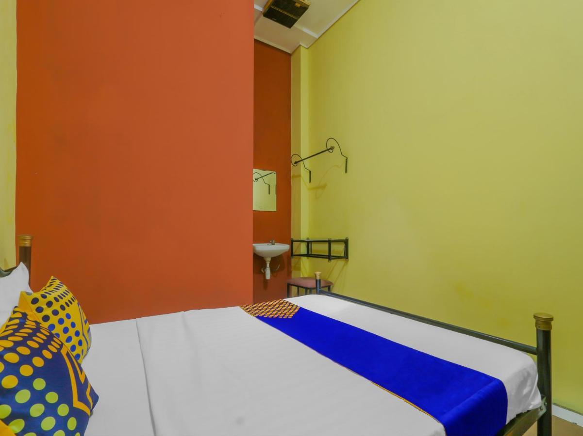 Spot On 90272 Istana Griya 1 2* Surakarta (Solo)