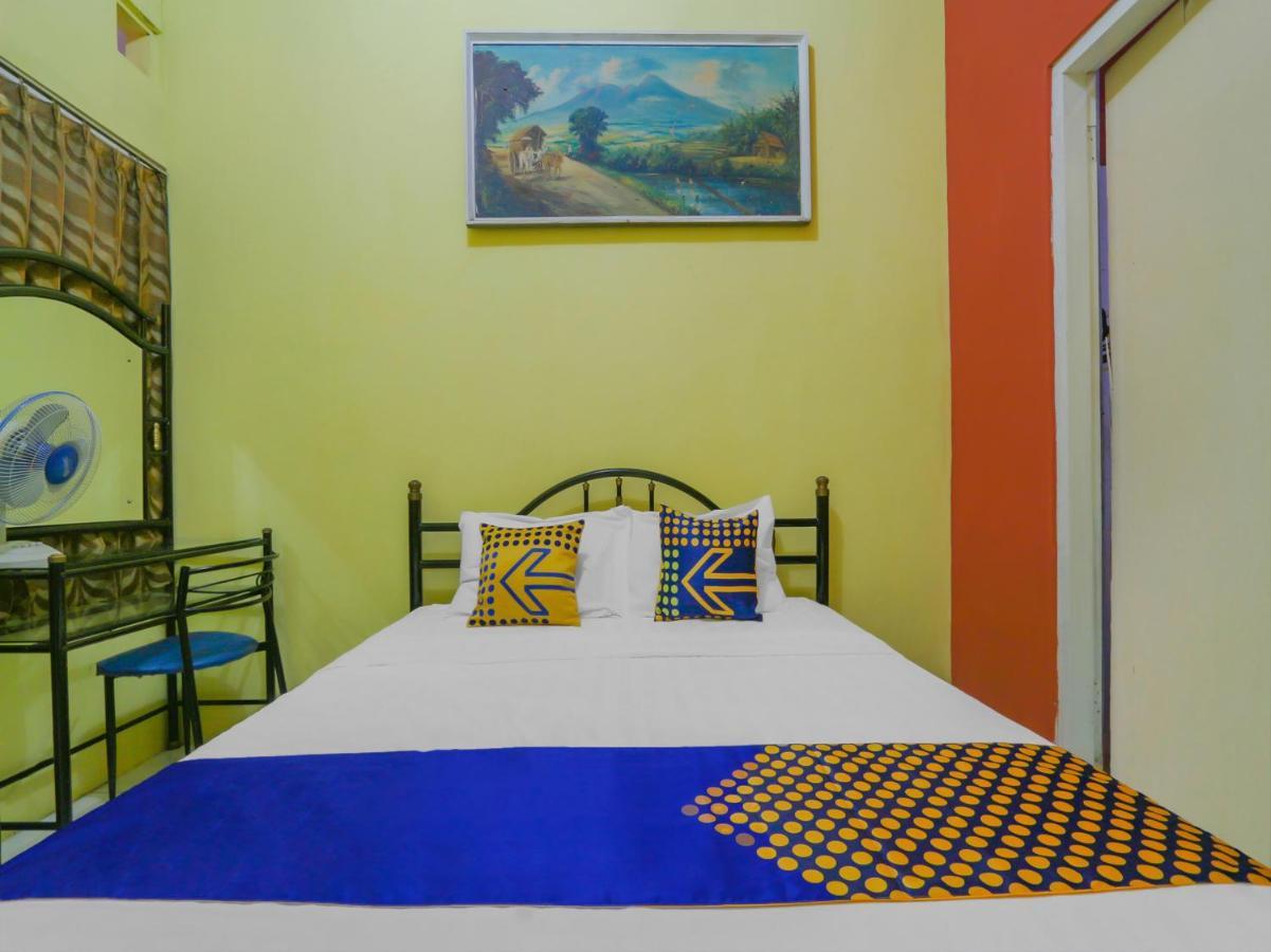 Spot On 90272 Istana Griya 1 2* Surakarta (Solo)