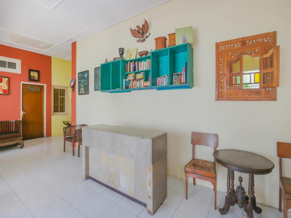 Spot On 90272 Istana Griya 1 2* Surakarta (Solo)
