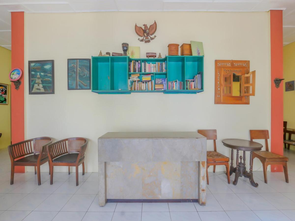 Spot On 90272 Istana Griya 1 2* Surakarta (Solo)