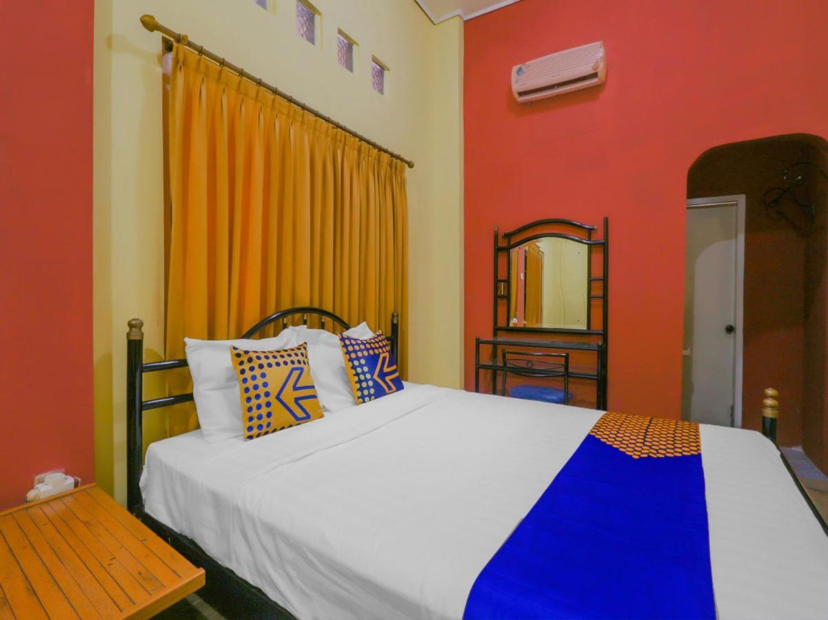 Spot On 90272 Istana Griya 1 2* Surakarta (Solo)